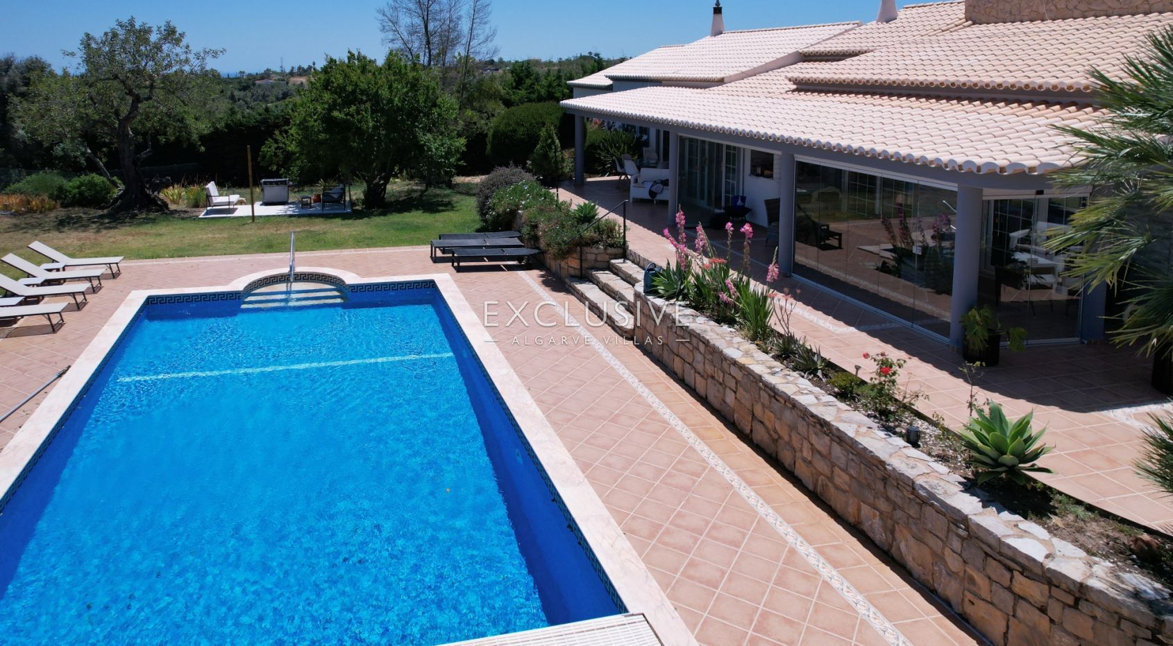 Moradia com 4 + 2 quartos e grande terreno a Carvoeiro