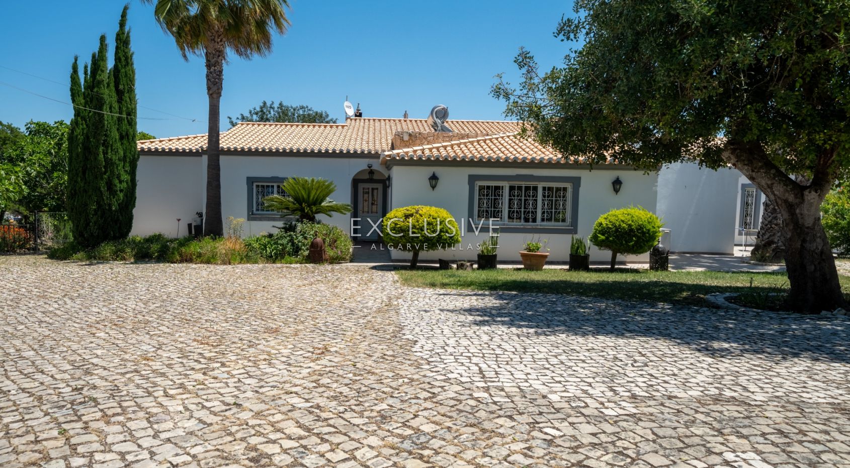 Moradia com 4 + 2 quartos e grande terreno a Carvoeiro