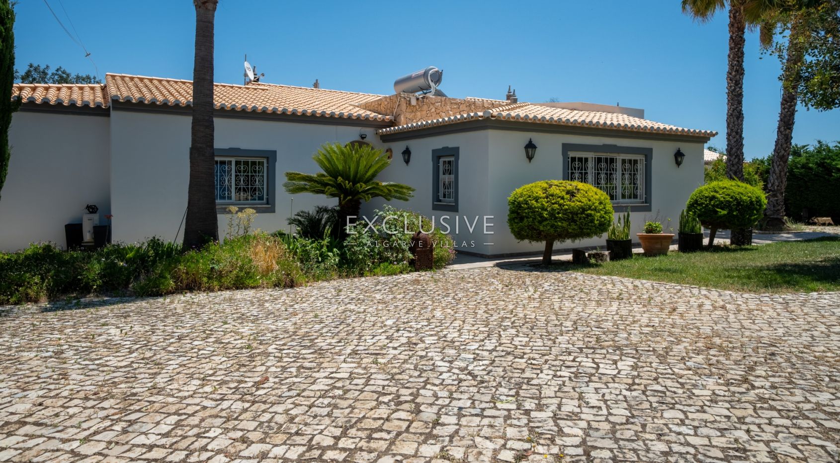 Moradia com 4 + 2 quartos e grande terreno a Carvoeiro