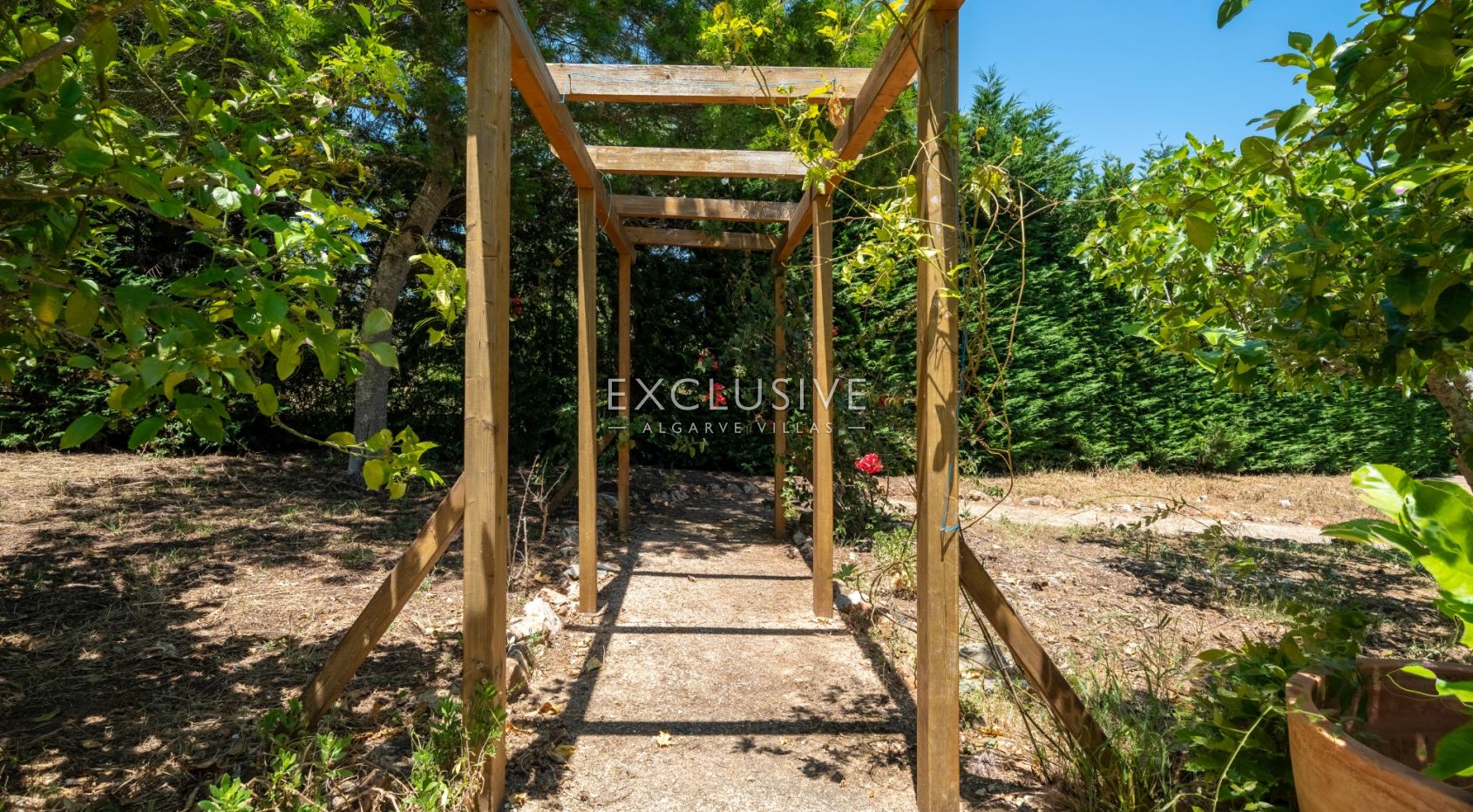 Moradia com 4 + 2 quartos e grande terreno a Carvoeiro