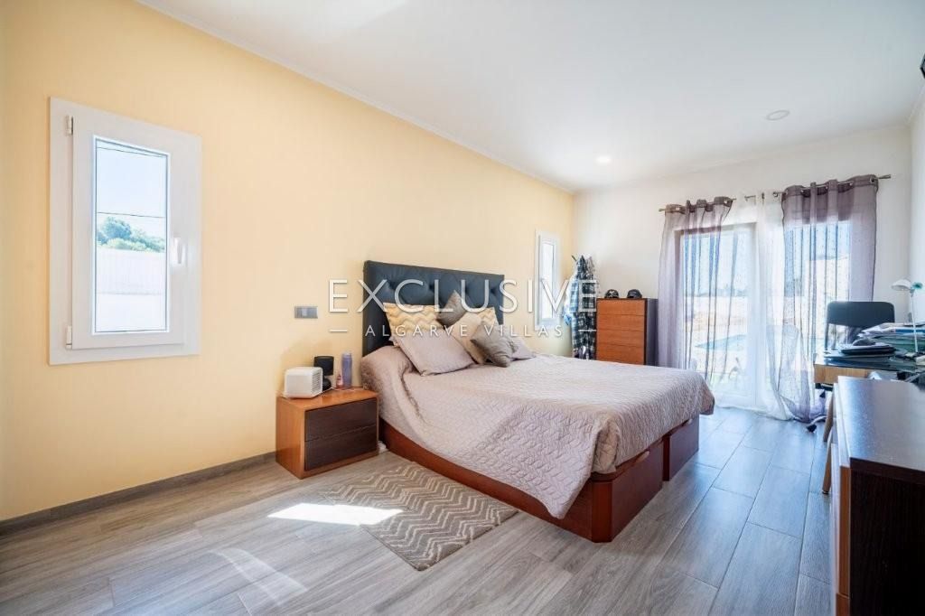 Moradia térrea moderna, 4 Quartos, Piscina Privada, Penina Golf, Portimão
