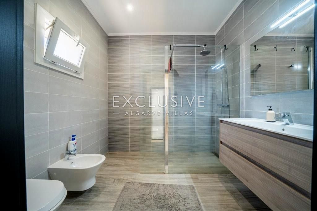 Moradia térrea moderna, 4 Quartos, Piscina Privada, Penina Golf, Portimão