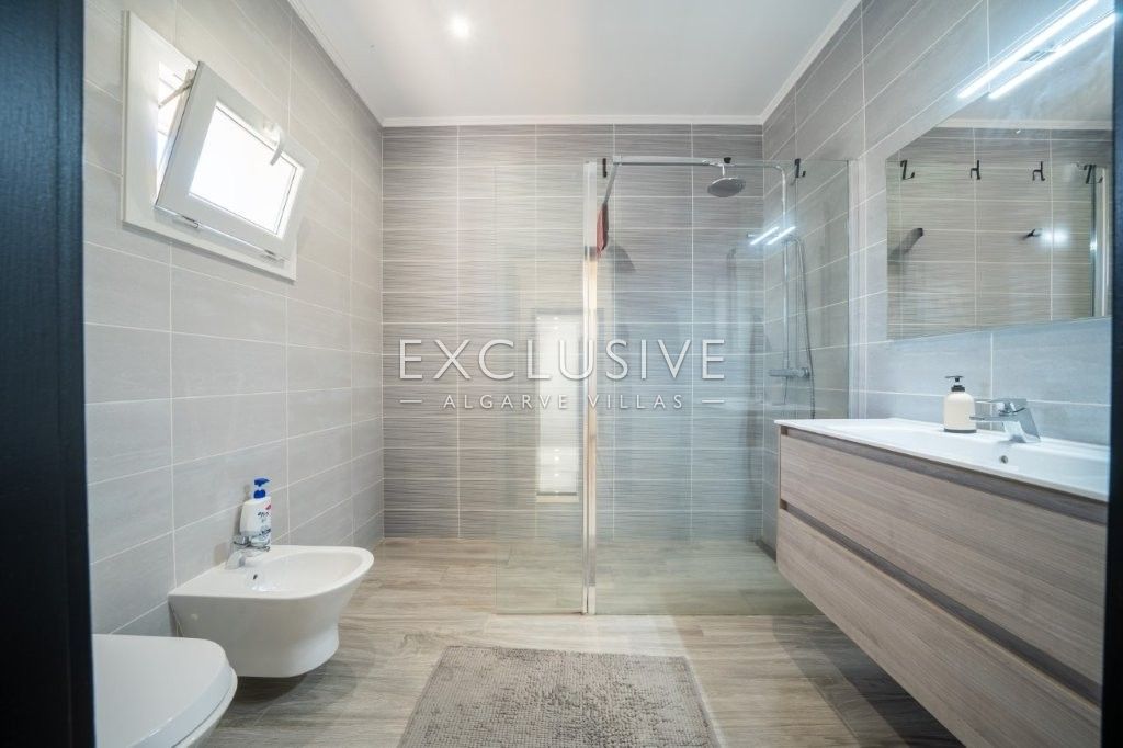 Moradia térrea moderna, 4 Quartos, Piscina Privada, Penina Golf, Portimão