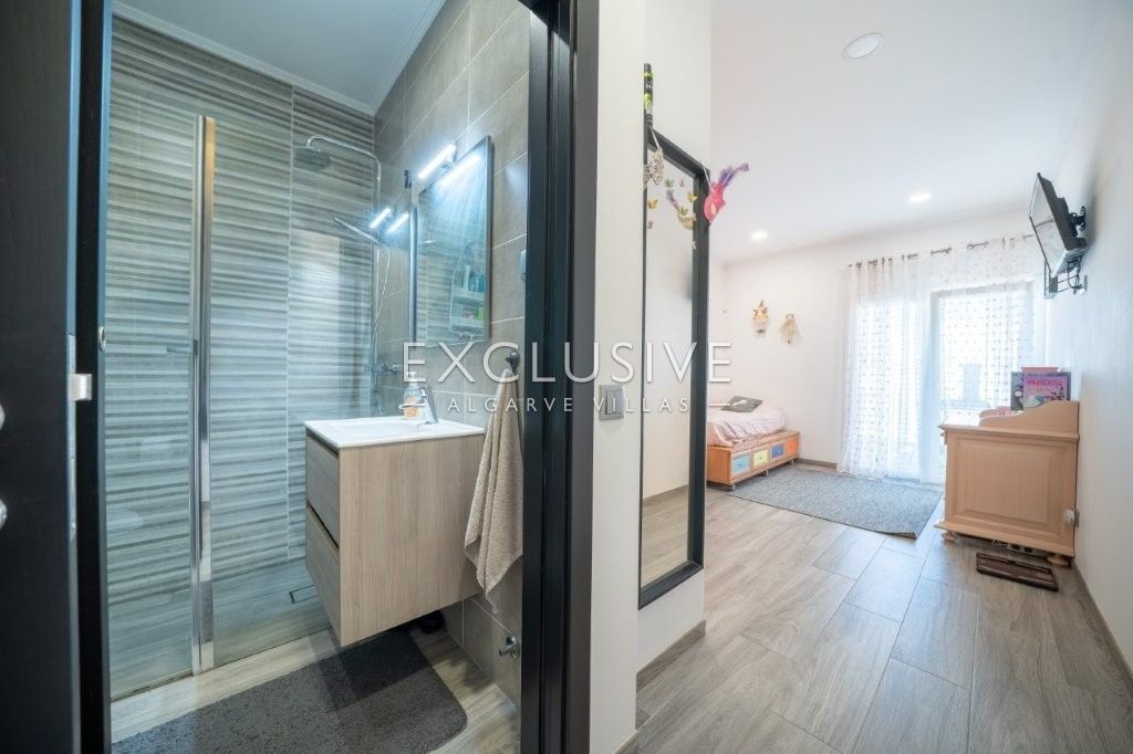 Moradia térrea moderna, 4 Quartos, Piscina Privada, Penina Golf, Portimão