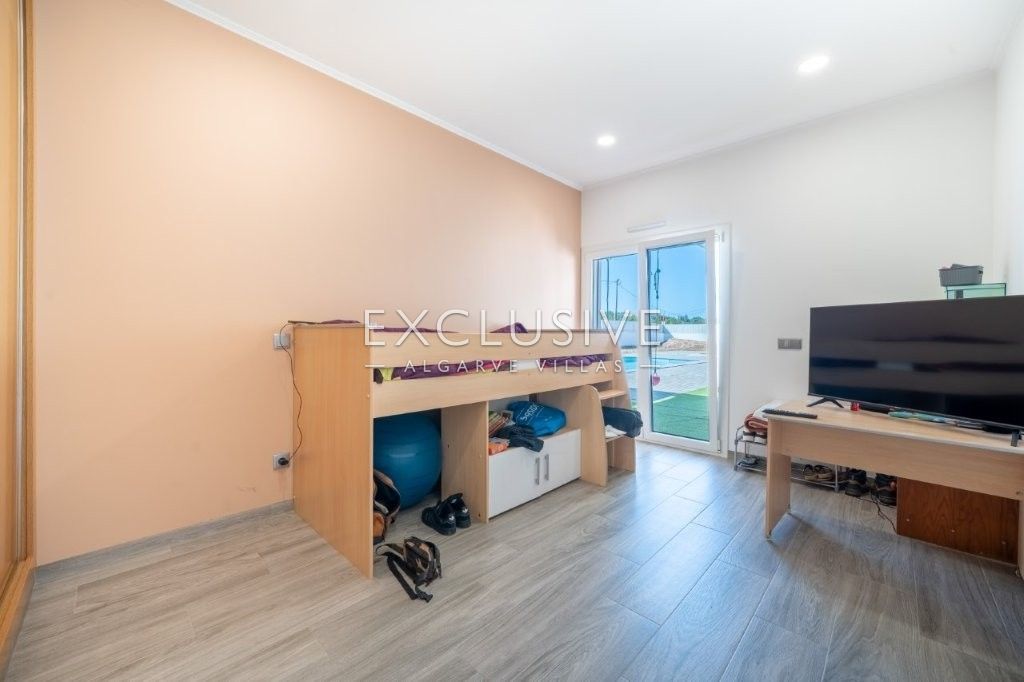 Moradia térrea moderna, 4 Quartos, Piscina Privada, Penina Golf, Portimão