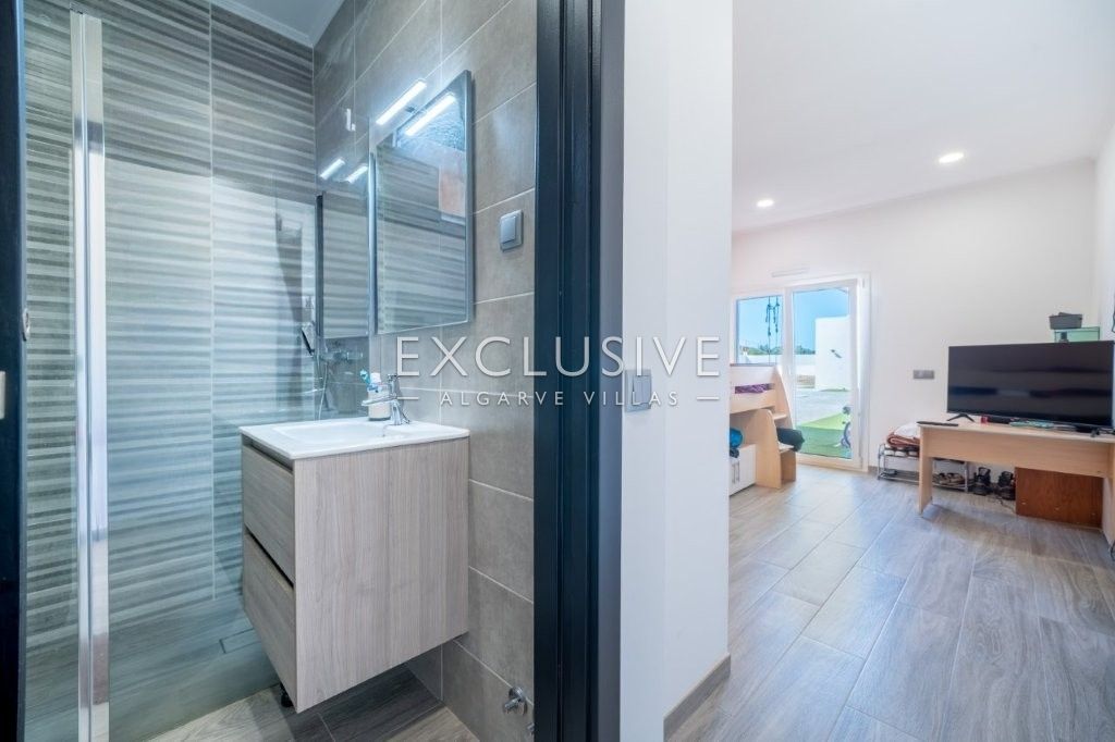 Moradia térrea moderna, 4 Quartos, Piscina Privada, Penina Golf, Portimão
