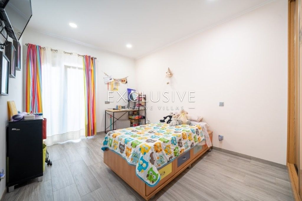 Moradia térrea moderna, 4 Quartos, Piscina Privada, Penina Golf, Portimão