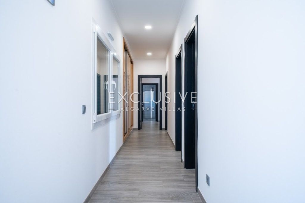 Moradia térrea moderna, 4 Quartos, Piscina Privada, Penina Golf, Portimão