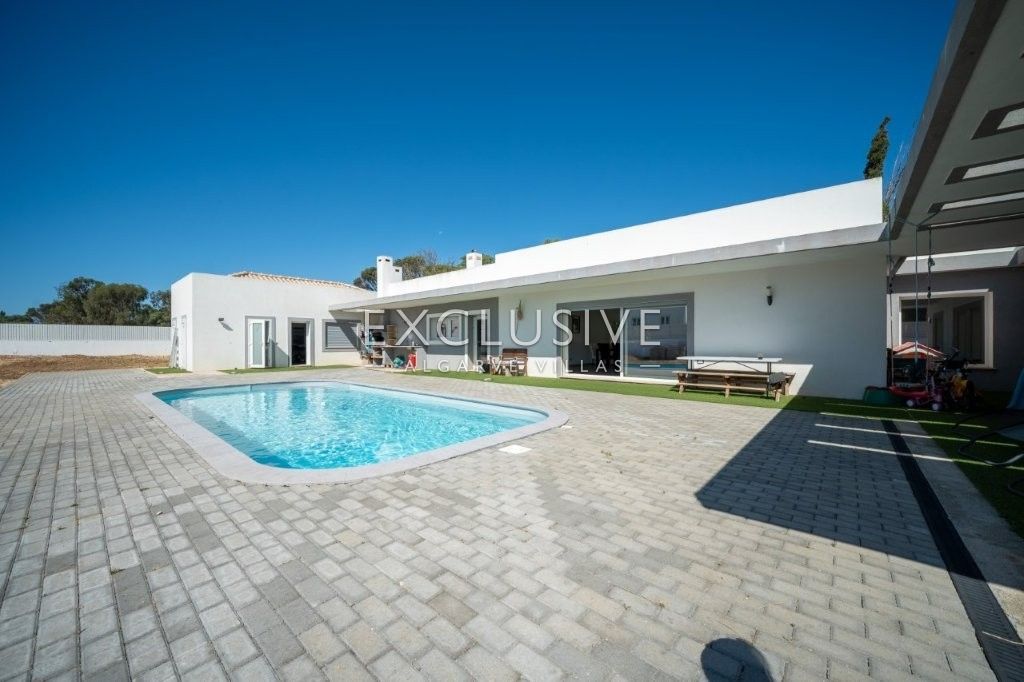 Moradia térrea moderna, 4 Quartos, Piscina Privada, Penina Golf, Portimão