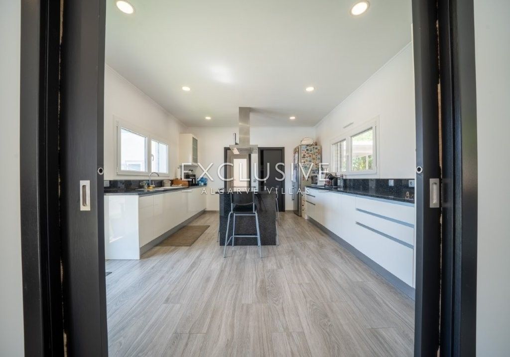 Moradia térrea moderna, 4 Quartos, Piscina Privada, Penina Golf, Portimão
