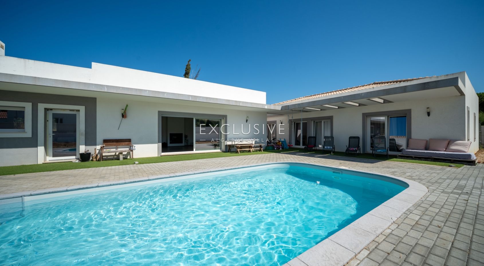 Moradia térrea moderna, 4 Quartos, Piscina Privada, Penina Golf, Portimão