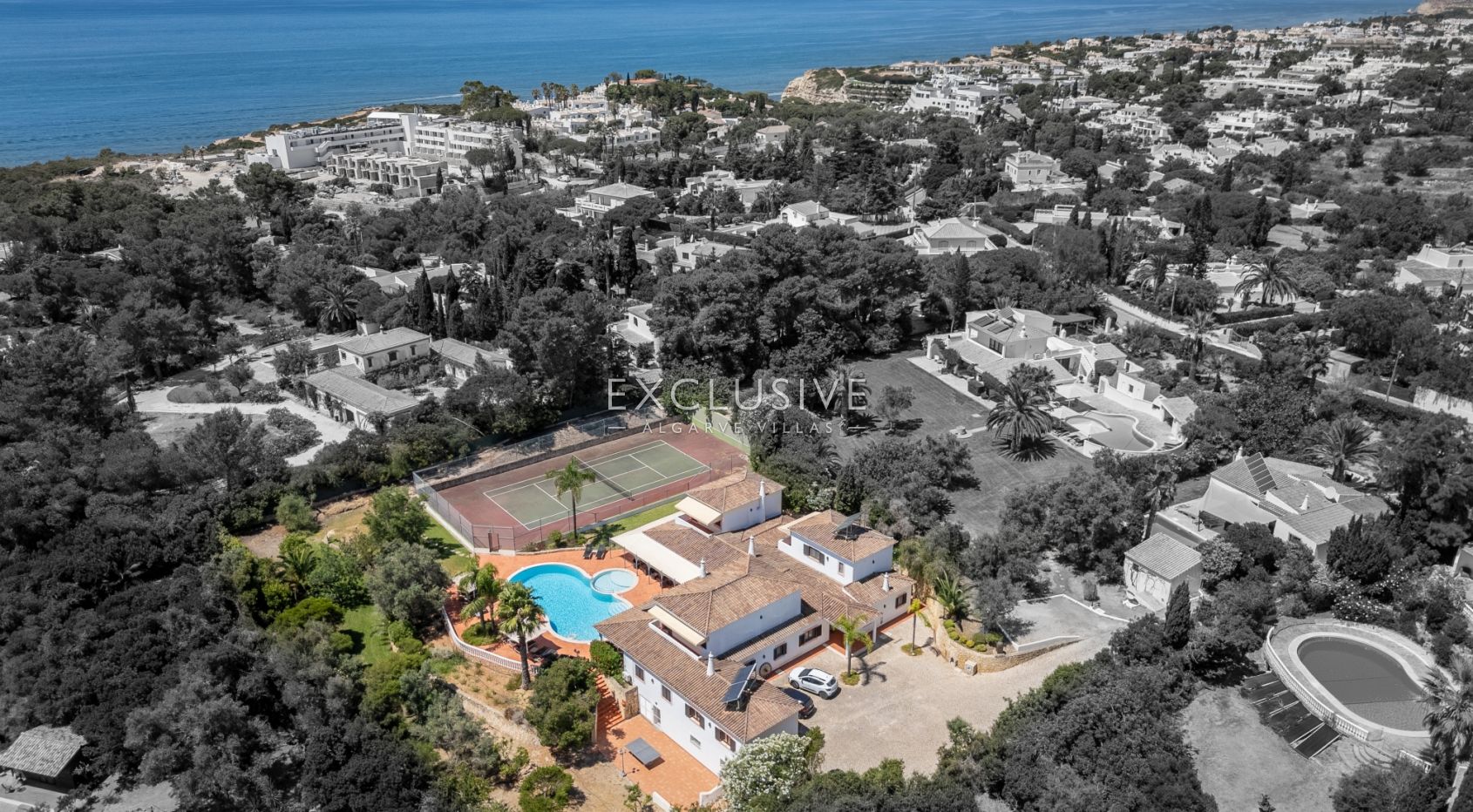 Fantástica moradia V7 com piscina e campo de ténis Carvoeiro, Algarve