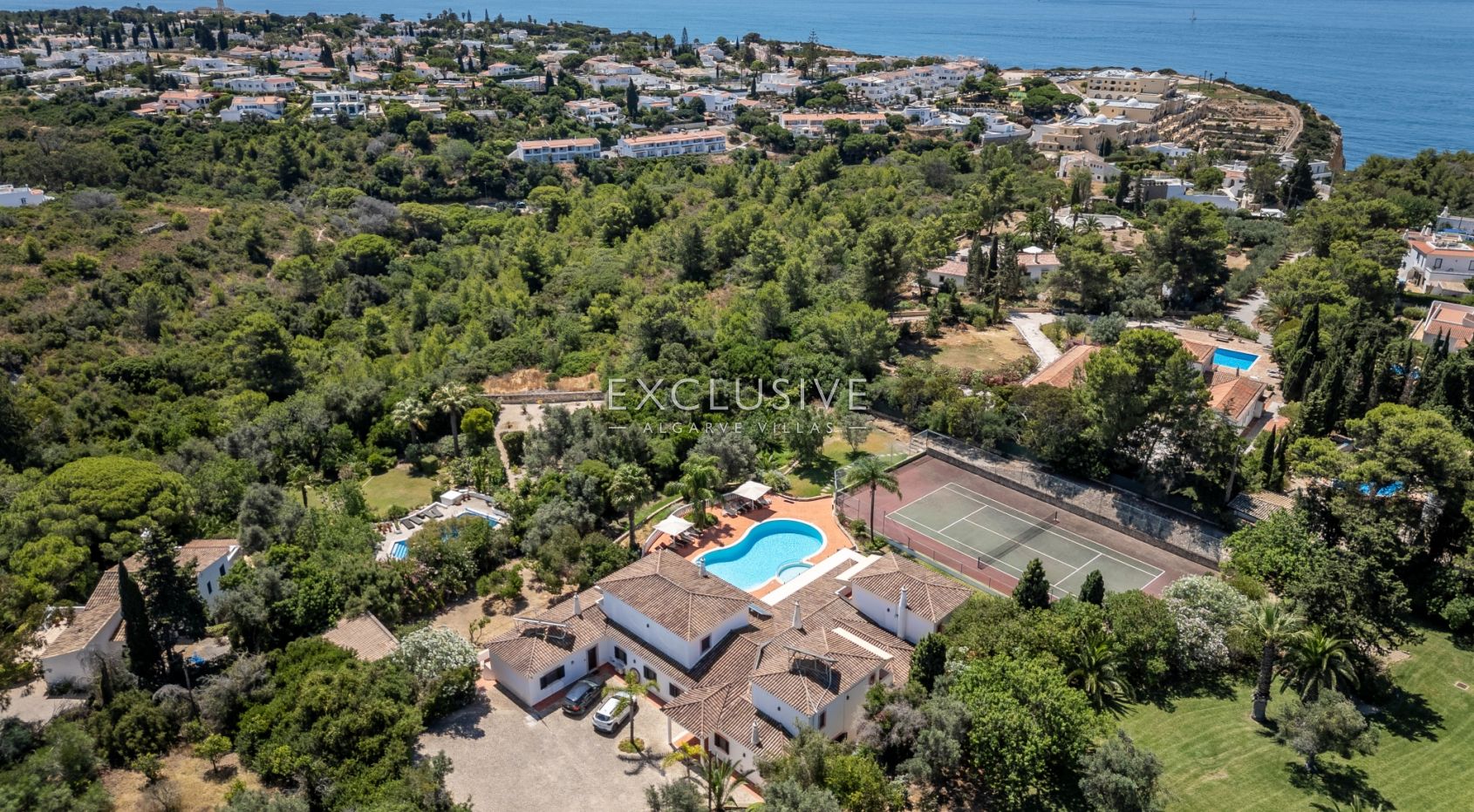 Fantástica moradia V7 com piscina e campo de ténis Carvoeiro, Algarve