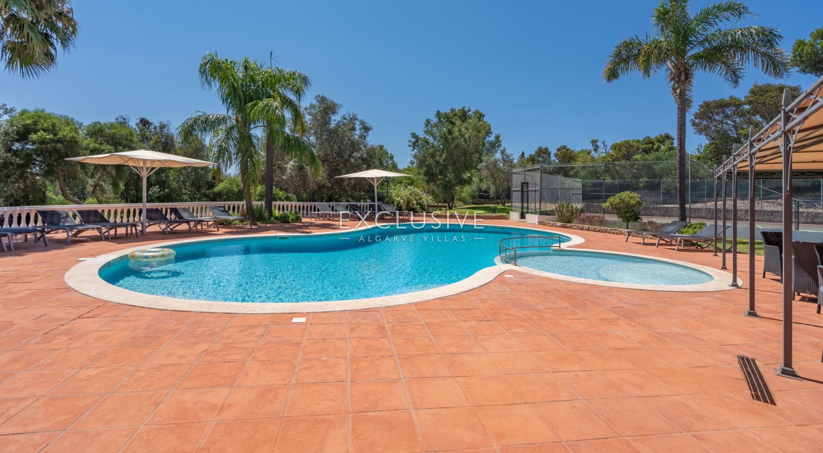 Fantástica moradia V7 com piscina e campo de ténis Carvoeiro, Algarve