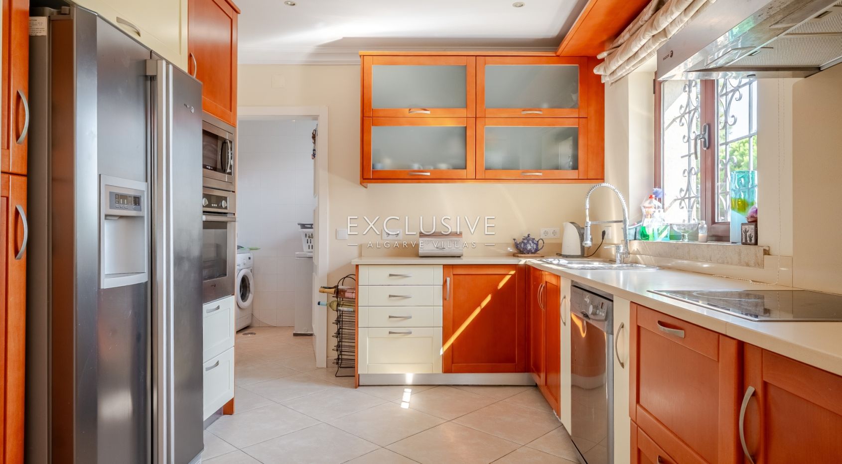 een mooie, rustige en privé 4+2 slaapkamer villa met zwembad bij Olhos de Agua,Centraal Algarve