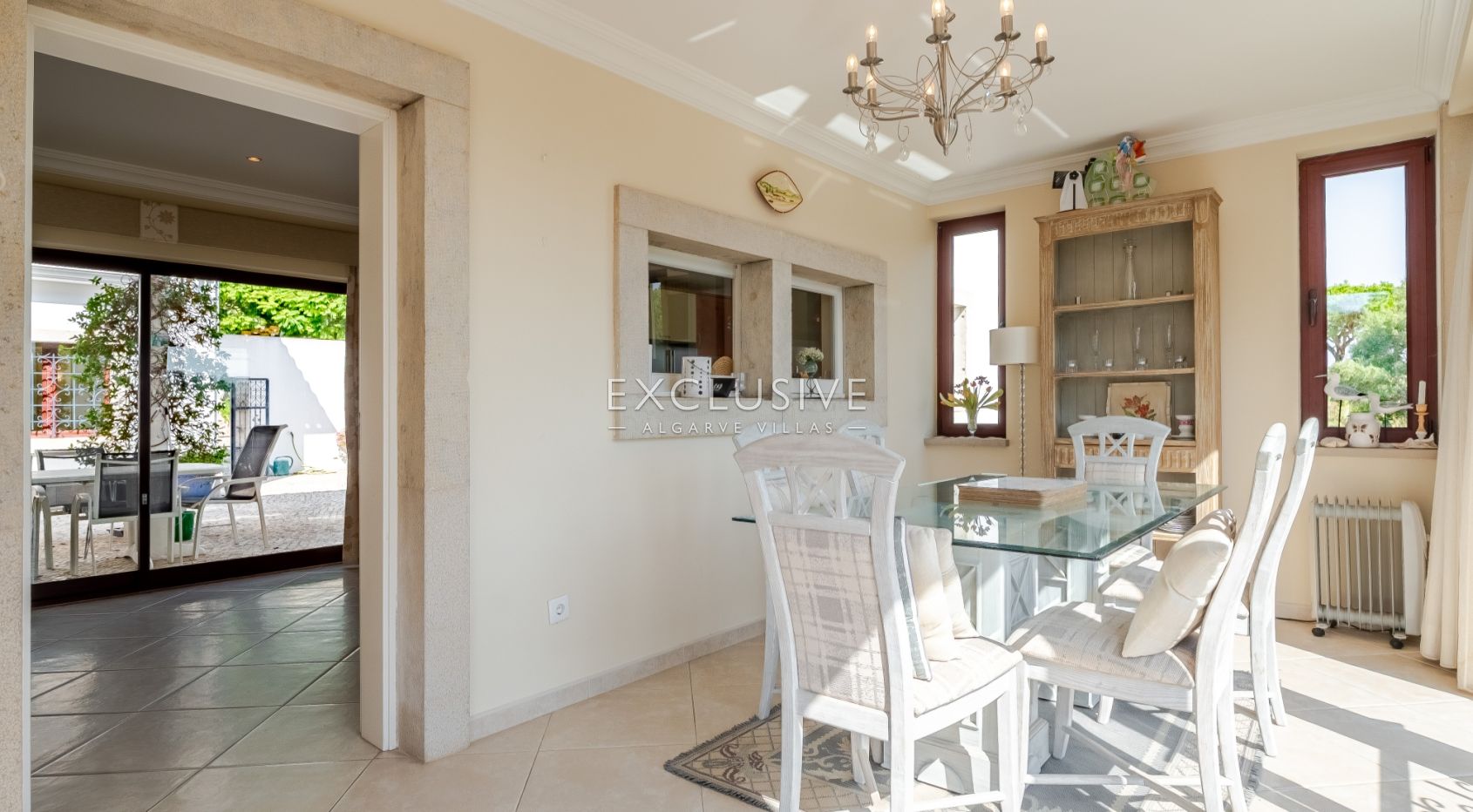 een mooie, rustige en privé 4+2 slaapkamer villa met zwembad bij Olhos de Agua,Centraal Algarve