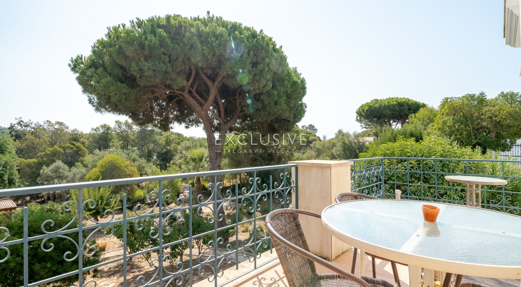 een mooie, rustige en privé 4+2 slaapkamer villa met zwembad bij Olhos de Agua,Centraal Algarve