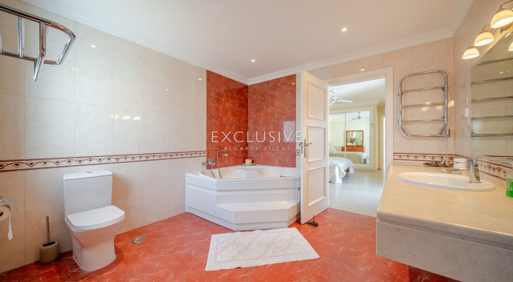 een mooie, rustige en privé 4+2 slaapkamer villa met zwembad bij Olhos de Agua,Centraal Algarve
