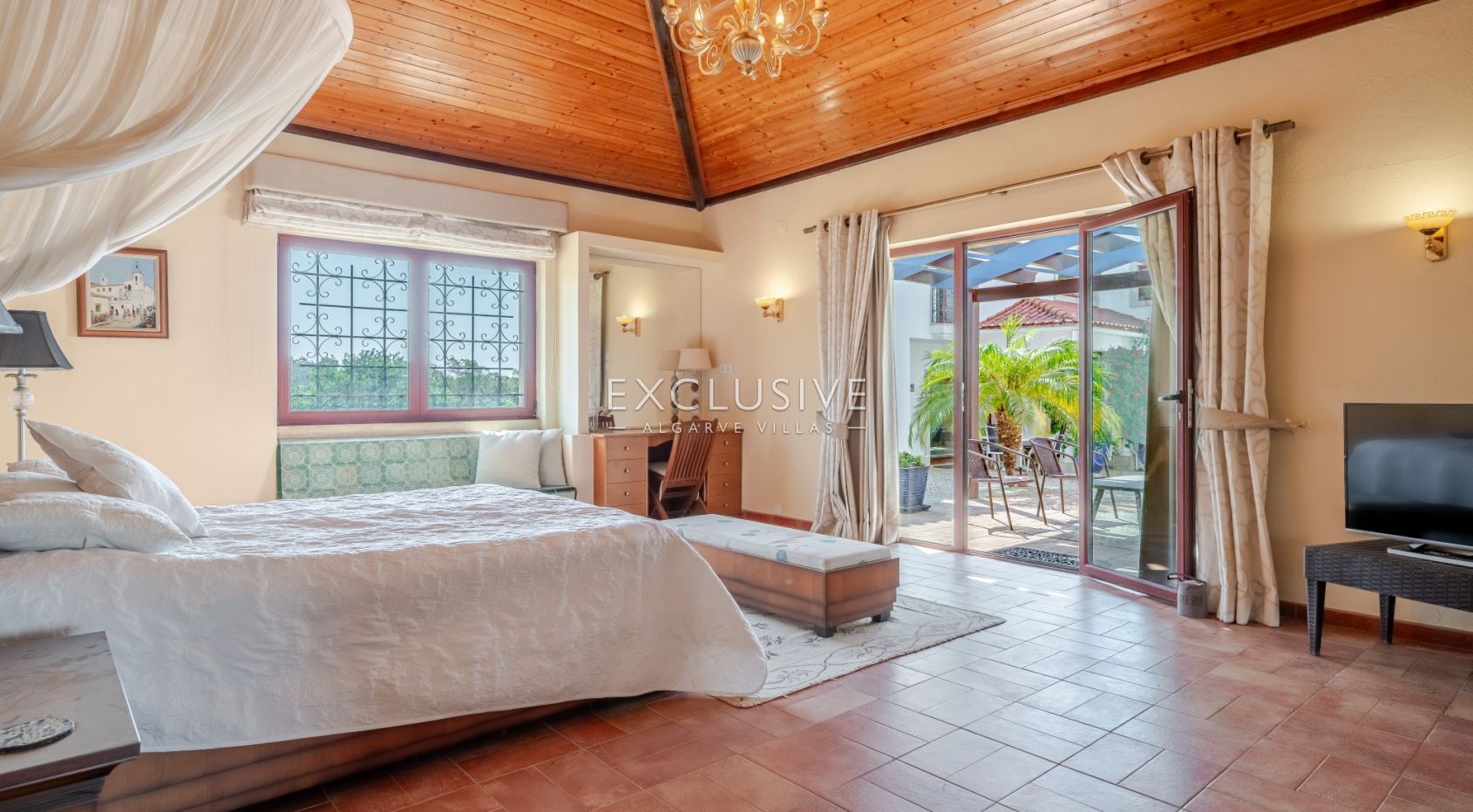 een mooie, rustige en privé 4+2 slaapkamer villa met zwembad bij Olhos de Agua,Centraal Algarve
