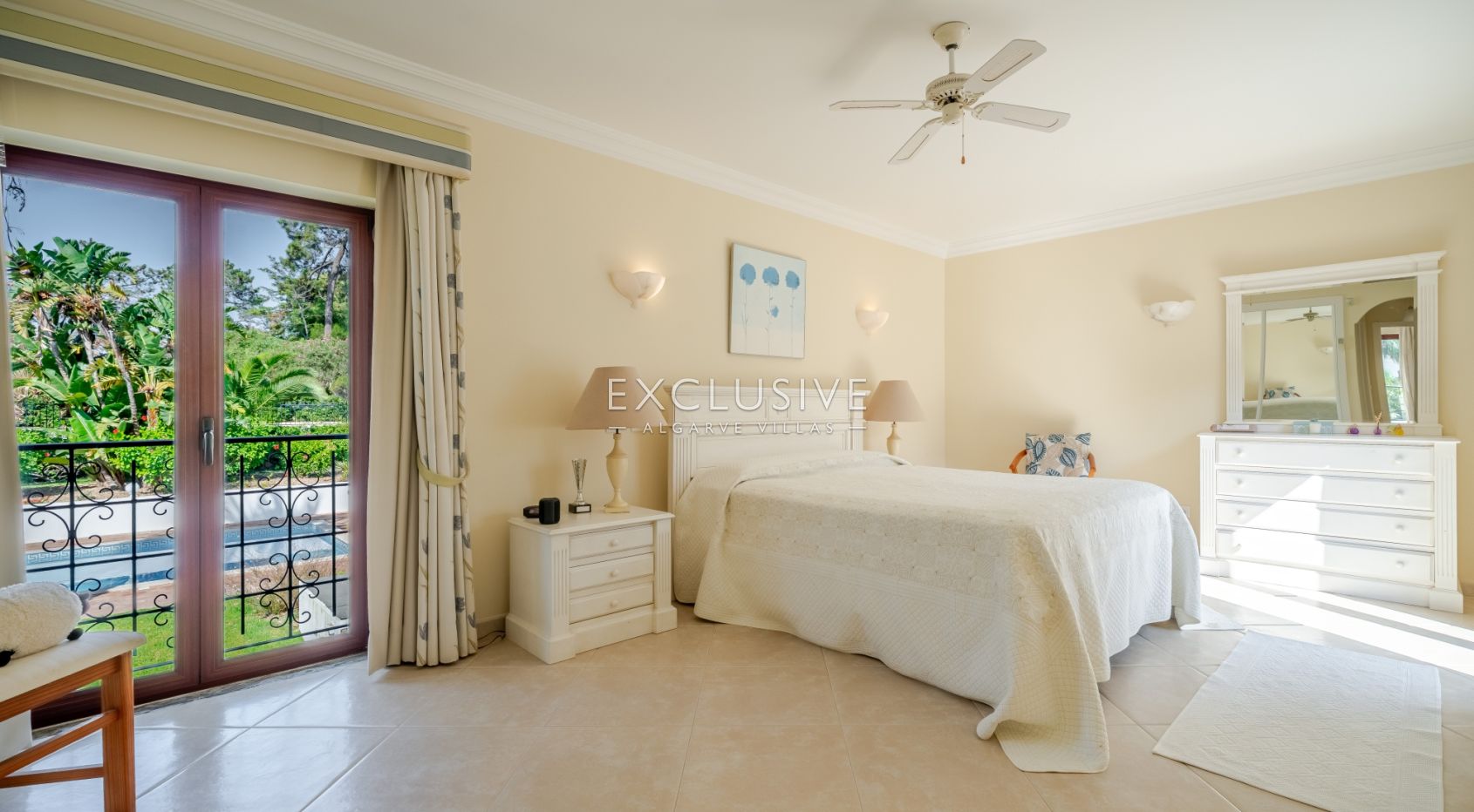 een mooie, rustige en privé 4+2 slaapkamer villa met zwembad bij Olhos de Agua,Centraal Algarve