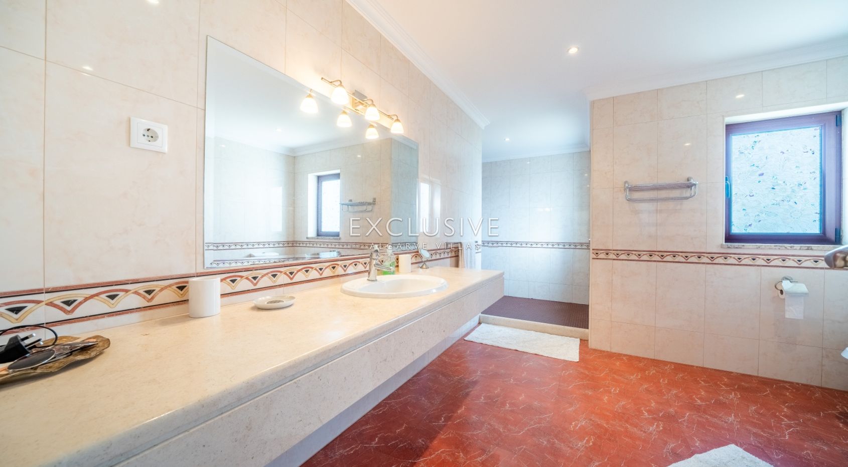 een mooie, rustige en privé 4+2 slaapkamer villa met zwembad bij Olhos de Agua,Centraal Algarve