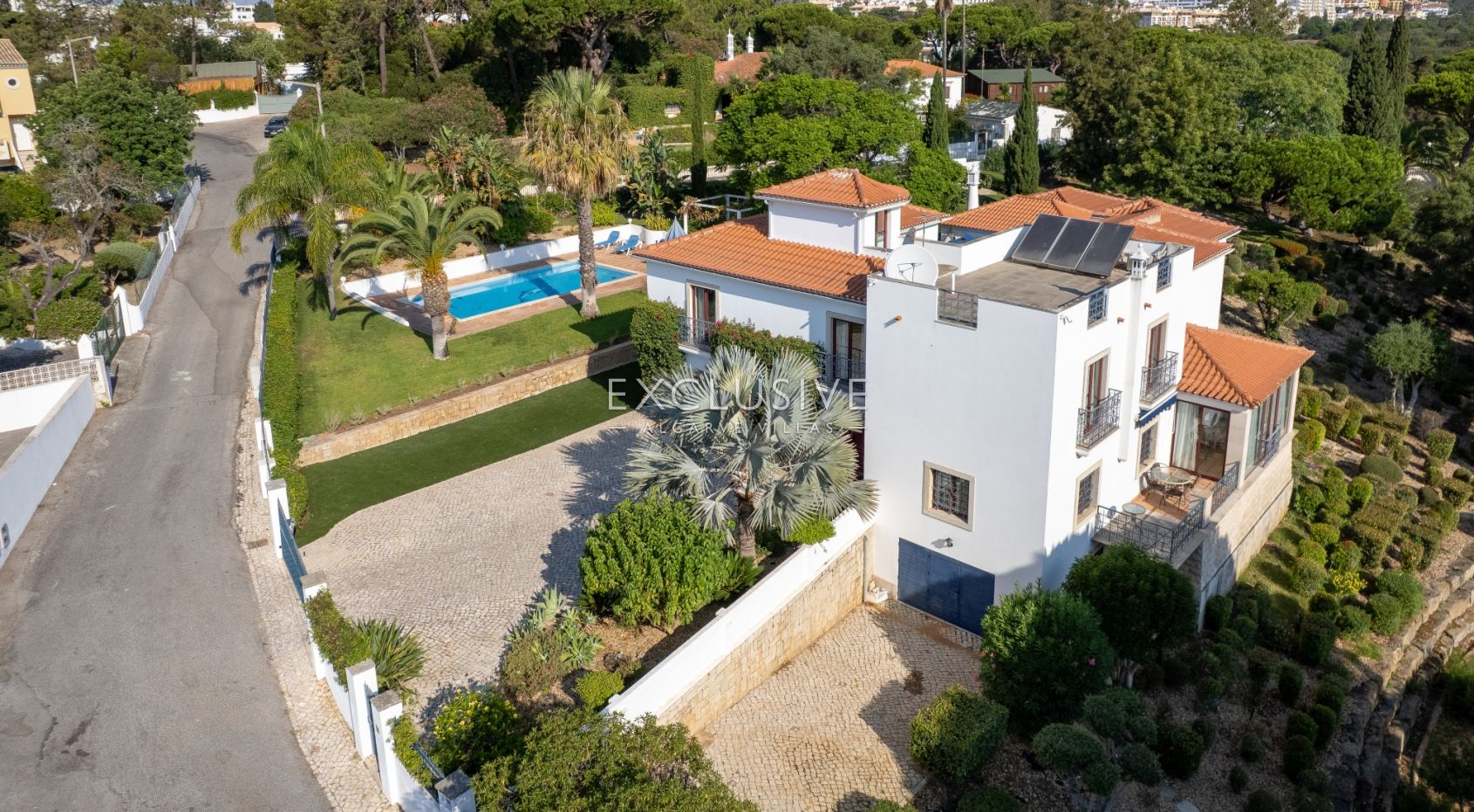 een mooie, rustige en privé 4+2 slaapkamer villa met zwembad bij Olhos de Agua,Centraal Algarve