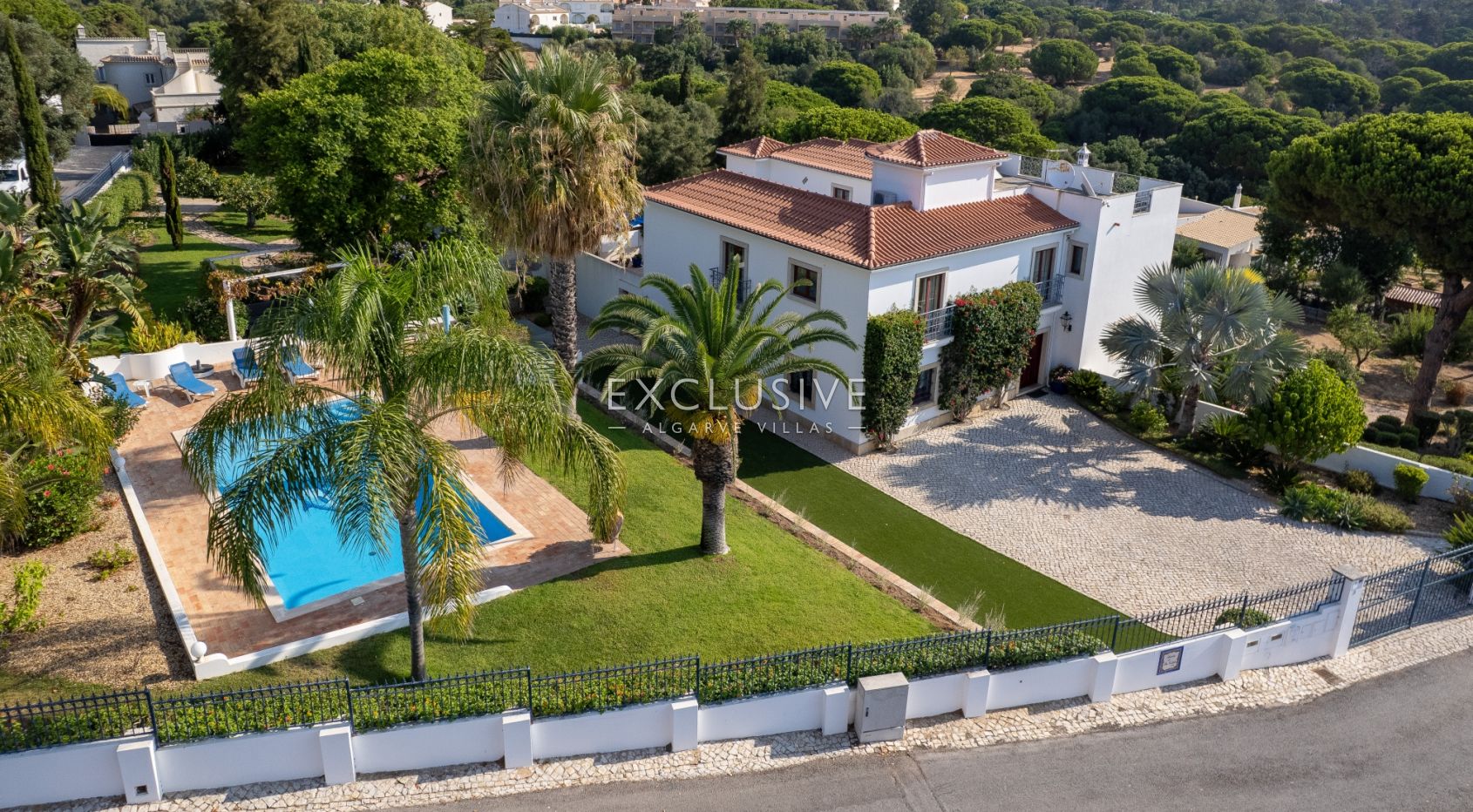 een mooie, rustige en privé 4+2 slaapkamer villa met zwembad bij Olhos de Agua,Centraal Algarve