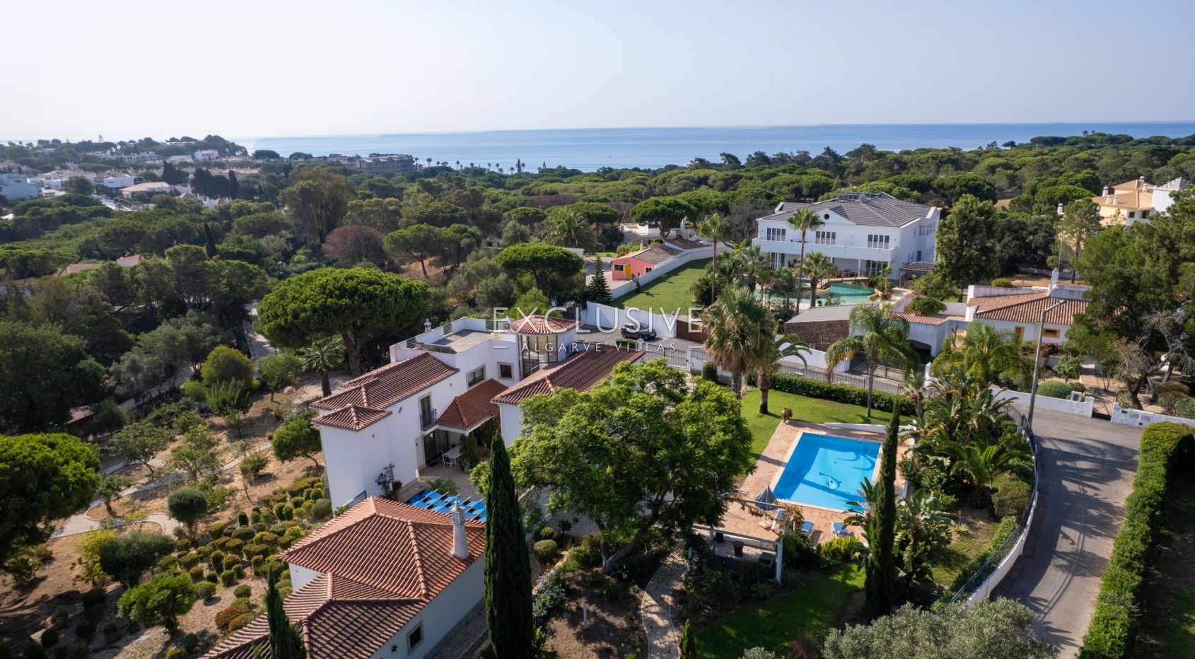 een mooie, rustige en privé 4+2 slaapkamer villa met zwembad bij Olhos de Agua,Centraal Algarve
