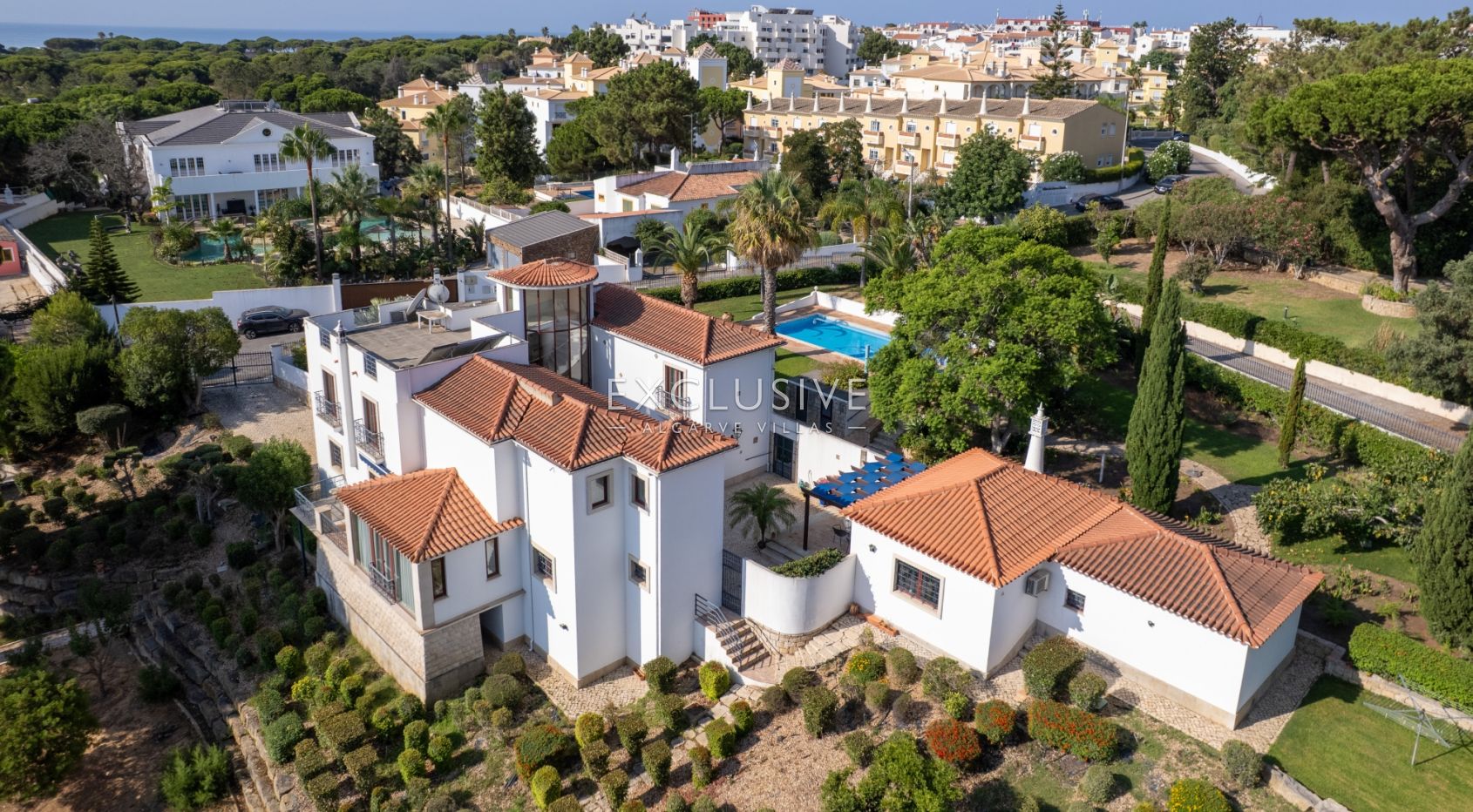 een mooie, rustige en privé 4+2 slaapkamer villa met zwembad bij Olhos de Agua,Centraal Algarve
