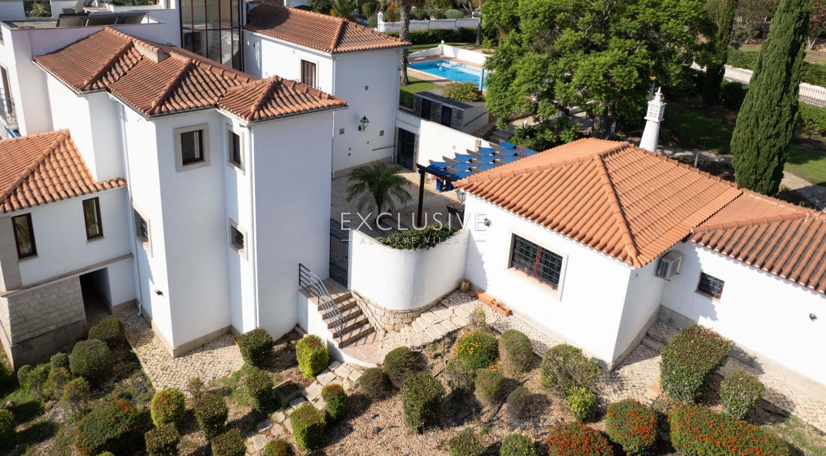 een mooie, rustige en privé 4+2 slaapkamer villa met zwembad bij Olhos de Agua,Centraal Algarve