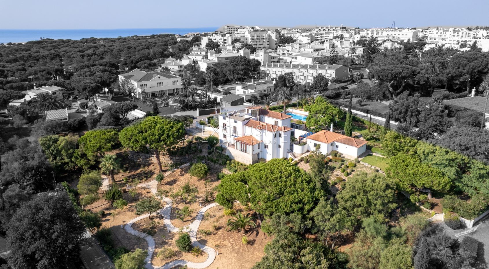 een mooie, rustige en privé 4+2 slaapkamer villa met zwembad bij Olhos de Agua,Centraal Algarve