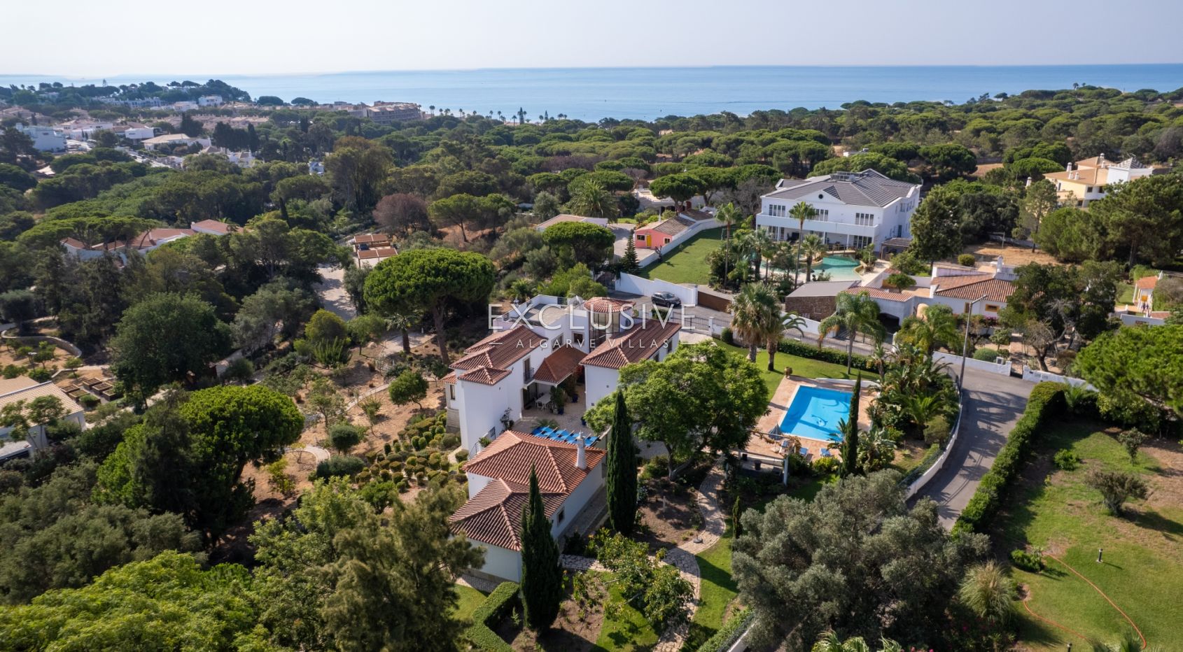 een mooie, rustige en privé 4+2 slaapkamer villa met zwembad bij Olhos de Agua,Centraal Algarve