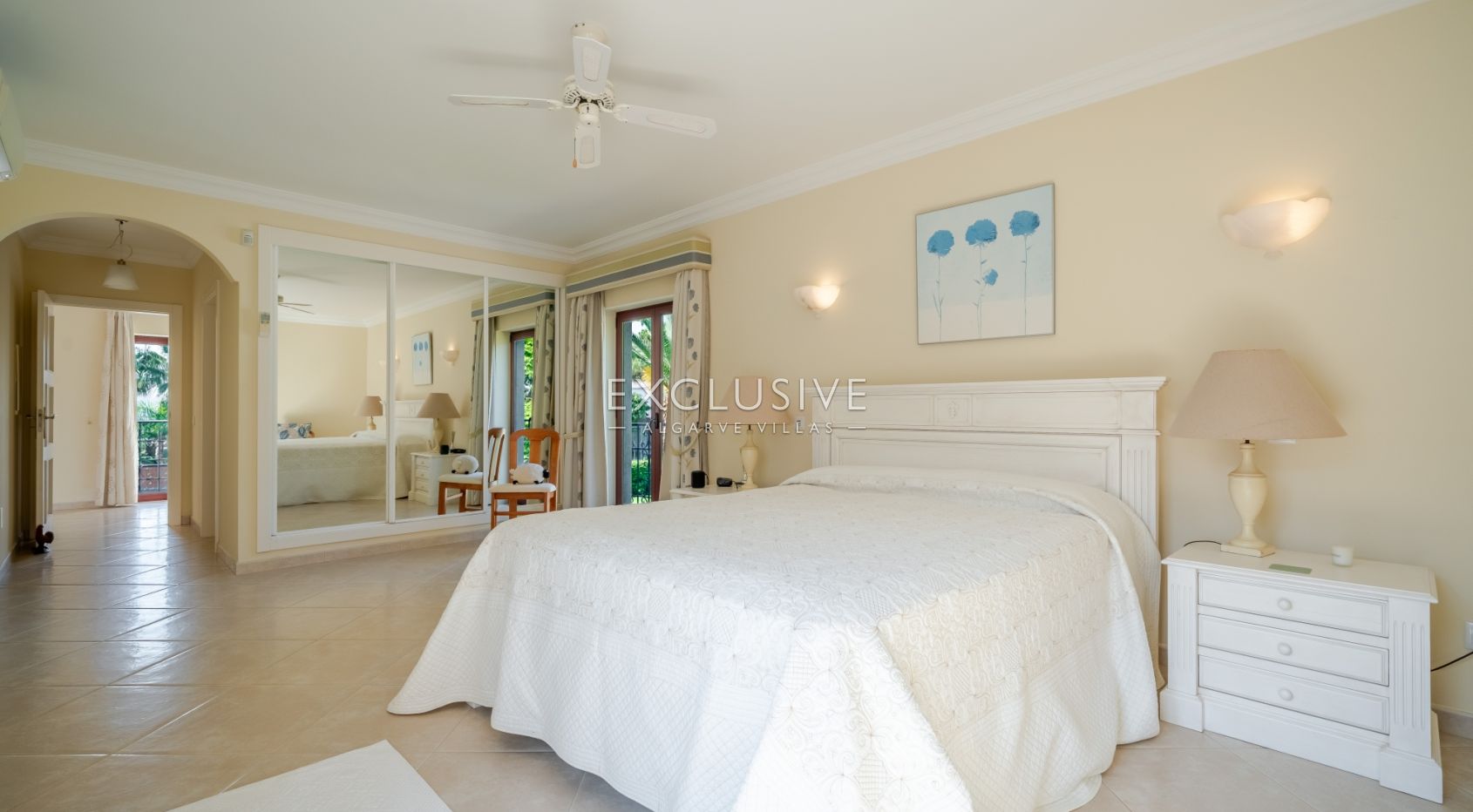 een mooie, rustige en privé 4+2 slaapkamer villa met zwembad bij Olhos de Agua,Centraal Algarve