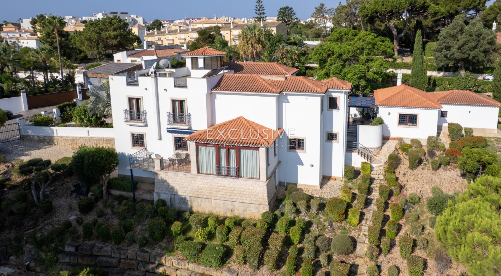 een mooie, rustige en privé 4+2 slaapkamer villa met zwembad bij Olhos de Agua,Centraal Algarve