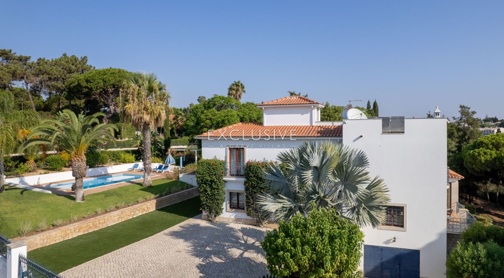 een mooie, rustige en privé 4+2 slaapkamer villa met zwembad bij Olhos de Agua,Centraal Algarve