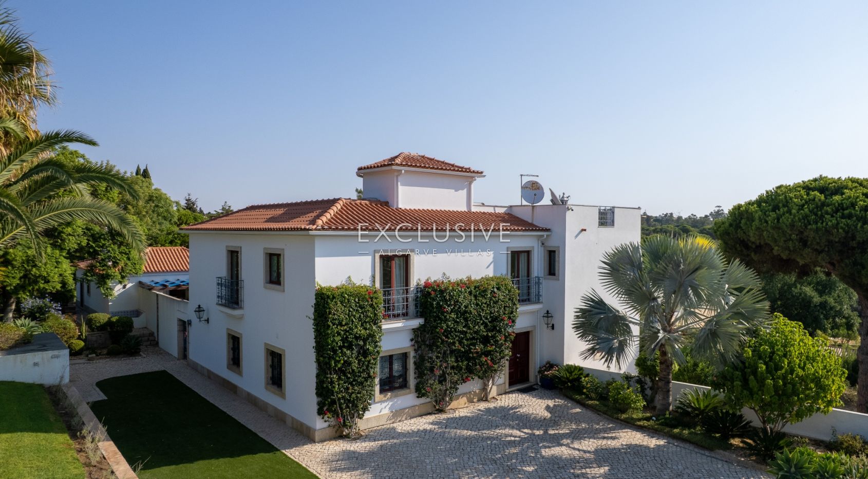 een mooie, rustige en privé 4+2 slaapkamer villa met zwembad bij Olhos de Agua,Centraal Algarve