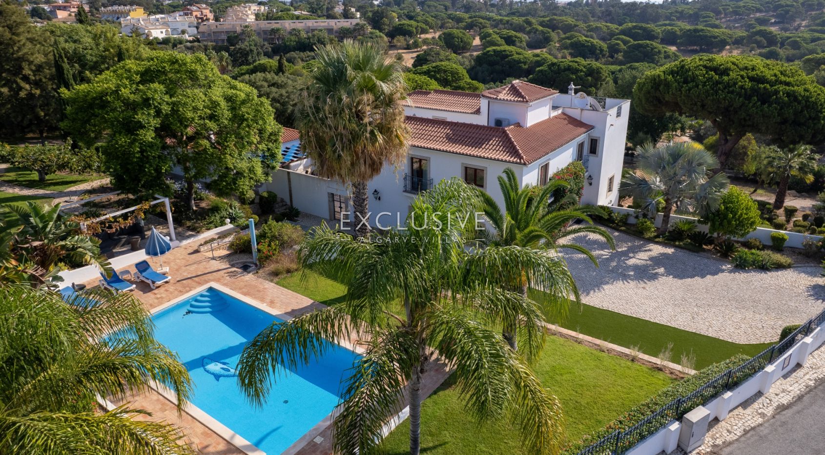 een mooie, rustige en privé 4+2 slaapkamer villa met zwembad bij Olhos de Agua,Centraal Algarve