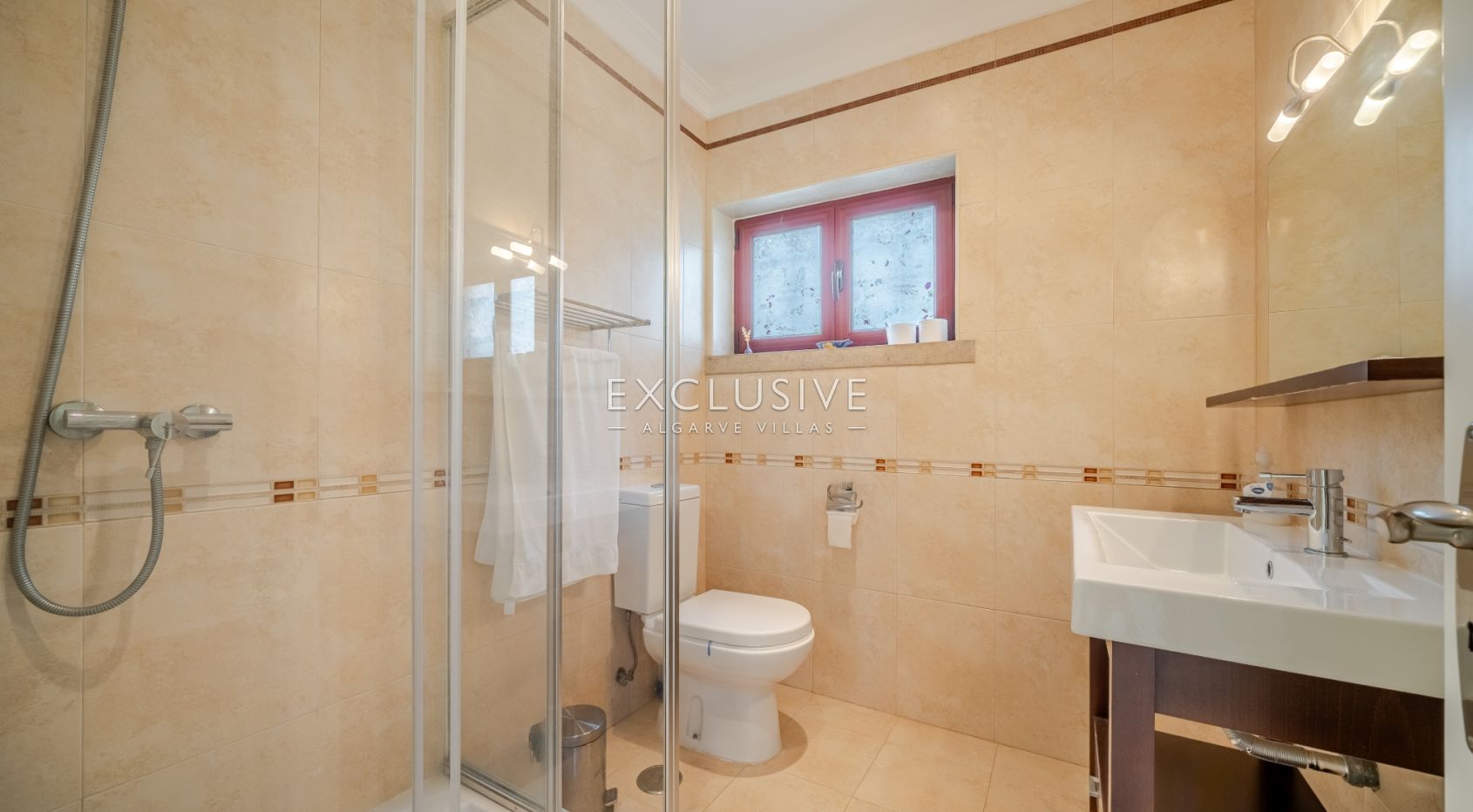 een mooie, rustige en privé 4+2 slaapkamer villa met zwembad bij Olhos de Agua,Centraal Algarve