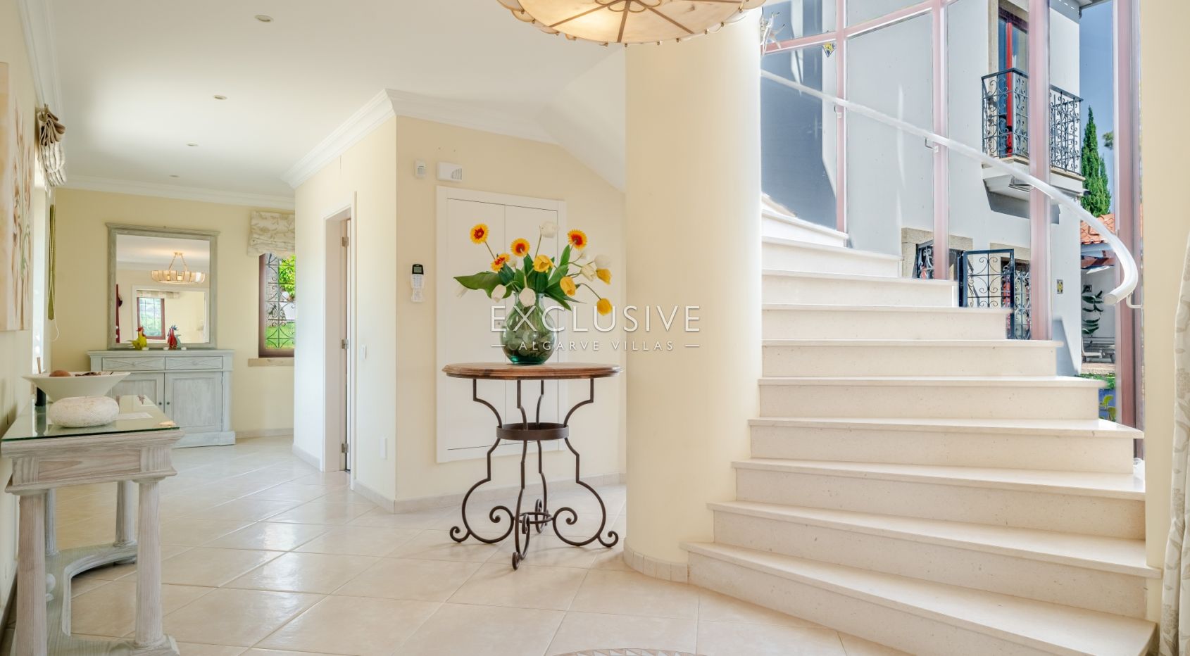 een mooie, rustige en privé 4+2 slaapkamer villa met zwembad bij Olhos de Agua,Centraal Algarve