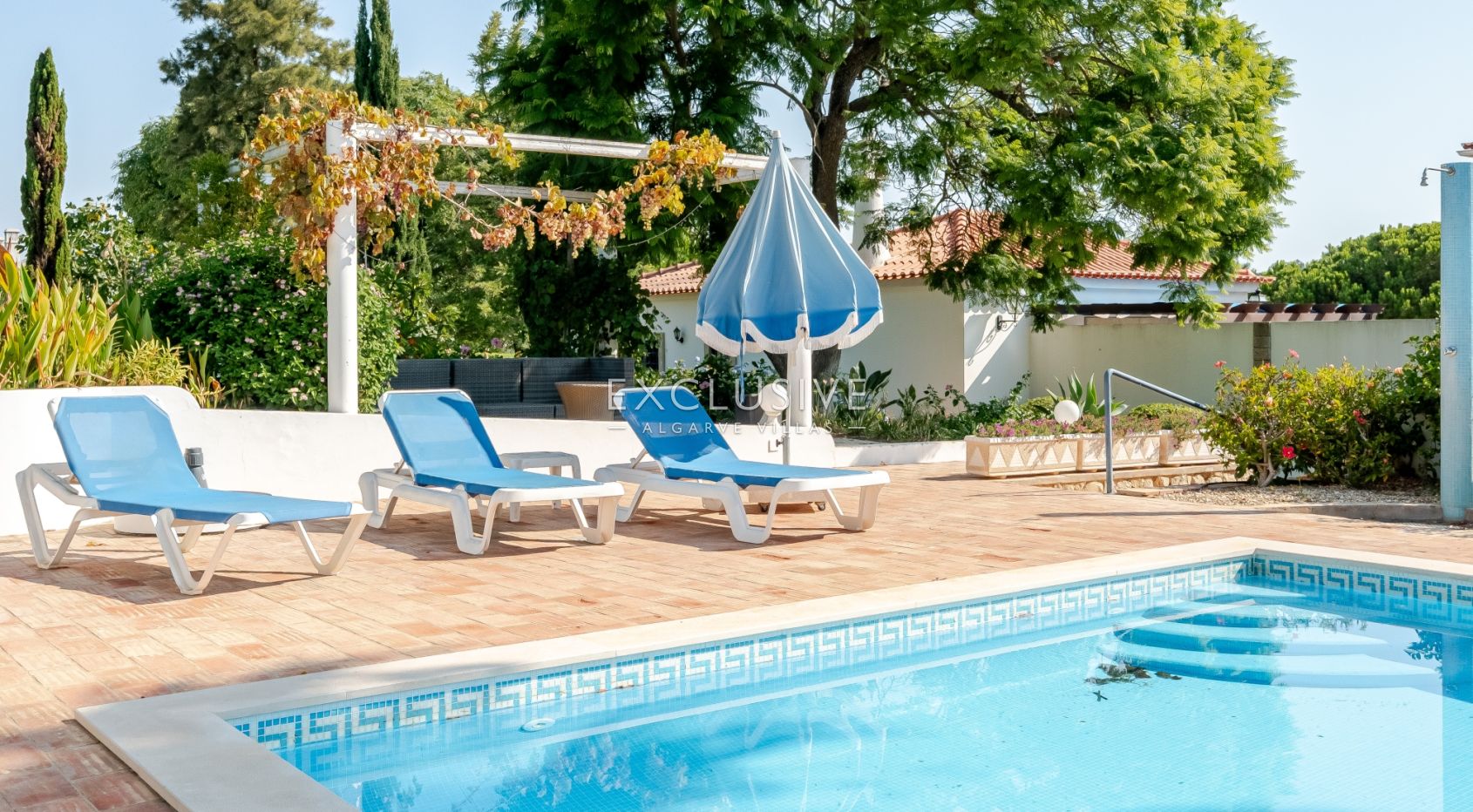 een mooie, rustige en privé 4+2 slaapkamer villa met zwembad bij Olhos de Agua,Centraal Algarve