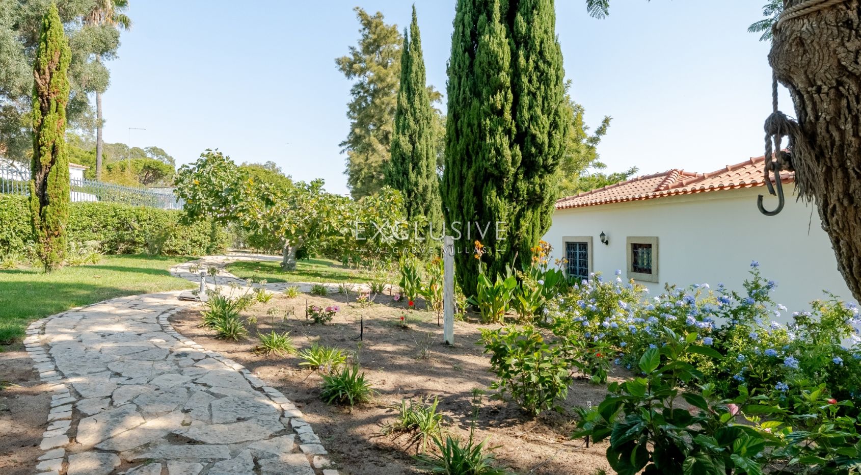 een mooie, rustige en privé 4+2 slaapkamer villa met zwembad bij Olhos de Agua,Centraal Algarve