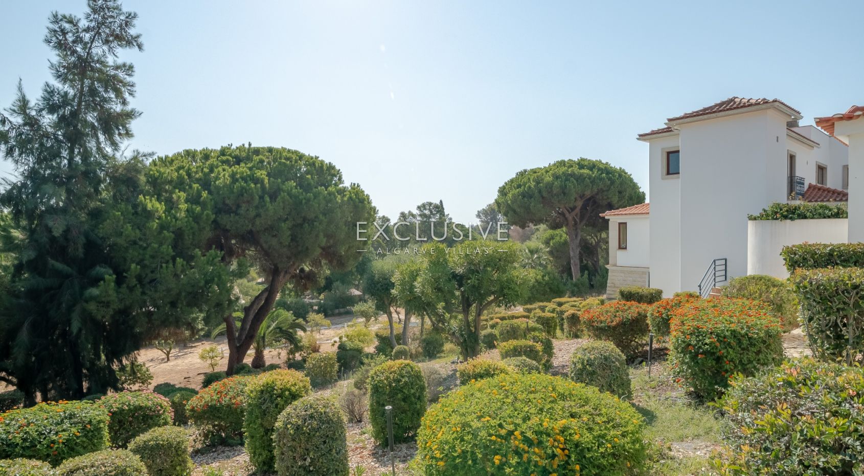 een mooie, rustige en privé 4+2 slaapkamer villa met zwembad bij Olhos de Agua,Centraal Algarve