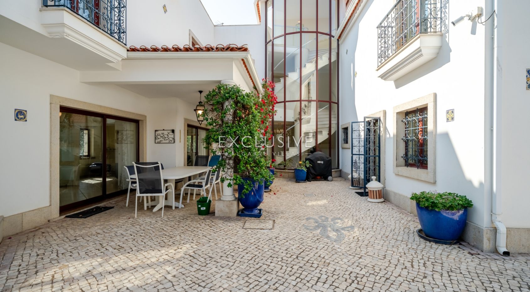 een mooie, rustige en privé 4+2 slaapkamer villa met zwembad bij Olhos de Agua,Centraal Algarve