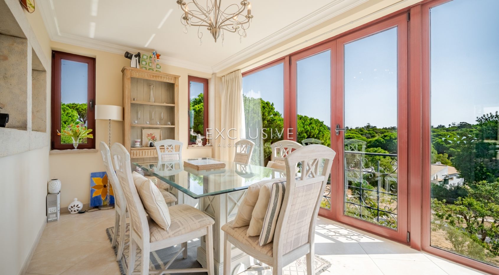 een mooie, rustige en privé 4+2 slaapkamer villa met zwembad bij Olhos de Agua,Centraal Algarve