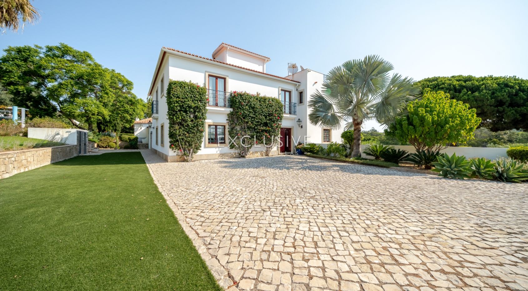 een mooie, rustige en privé 4+2 slaapkamer villa met zwembad bij Olhos de Agua,Centraal Algarve