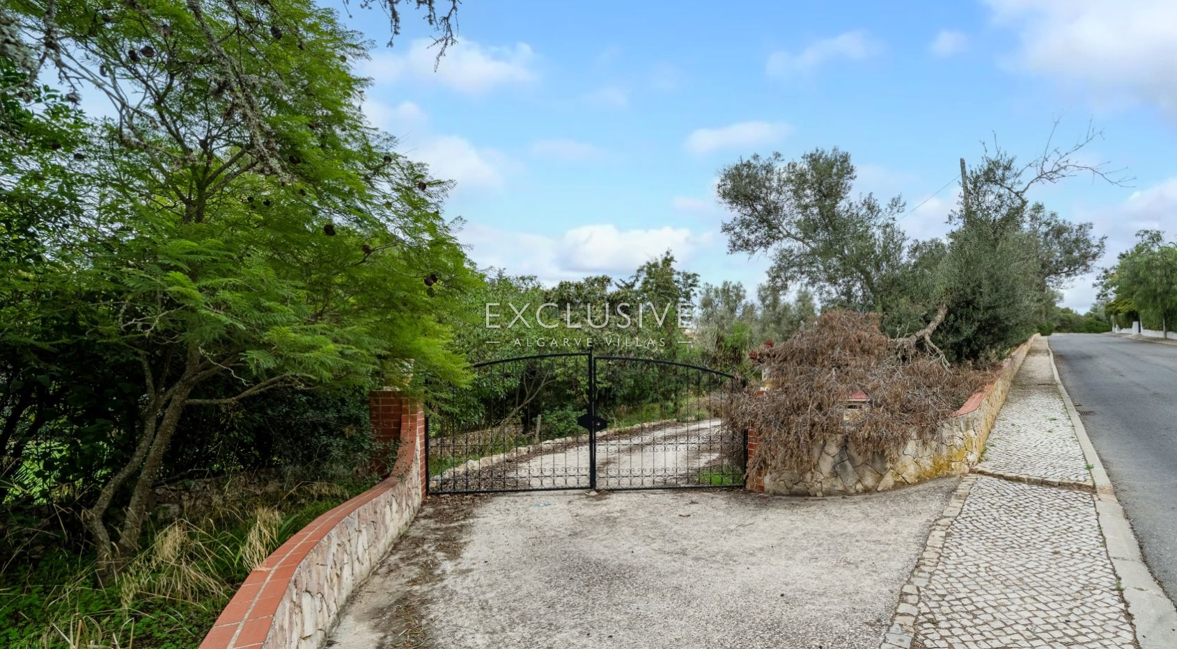 Villa Carvoeiro, renovation opportunity in a prime location, large plot, distant sea views