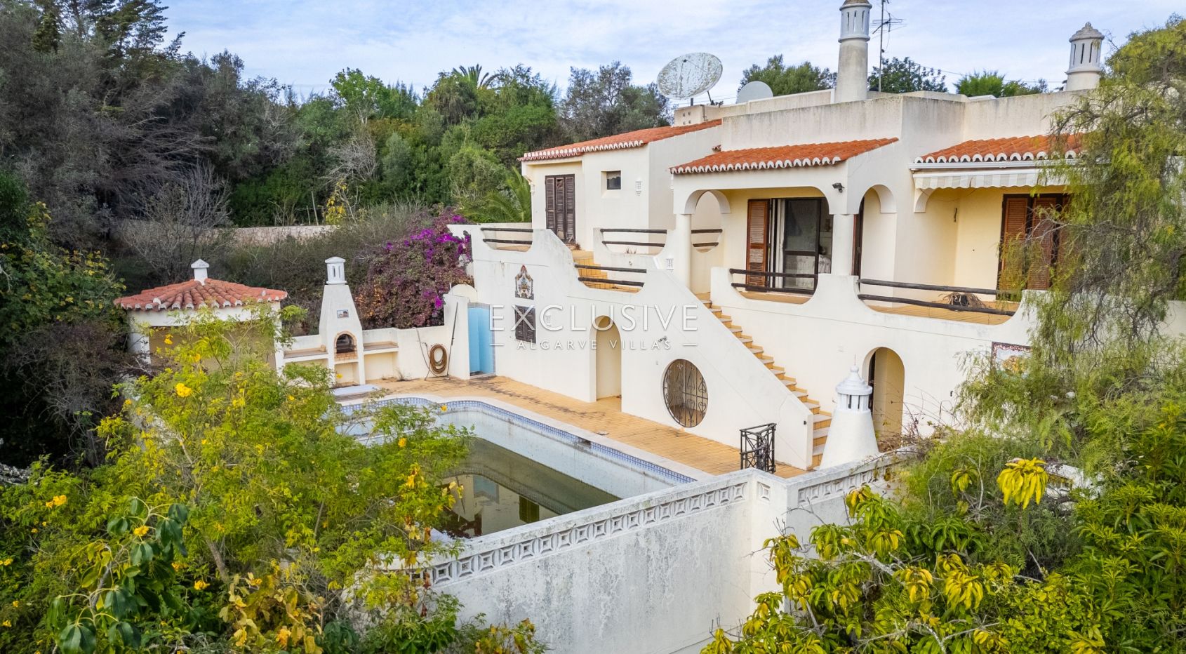 Villa Carvoeiro, renovation opportunity in a prime location, large plot, distant sea views