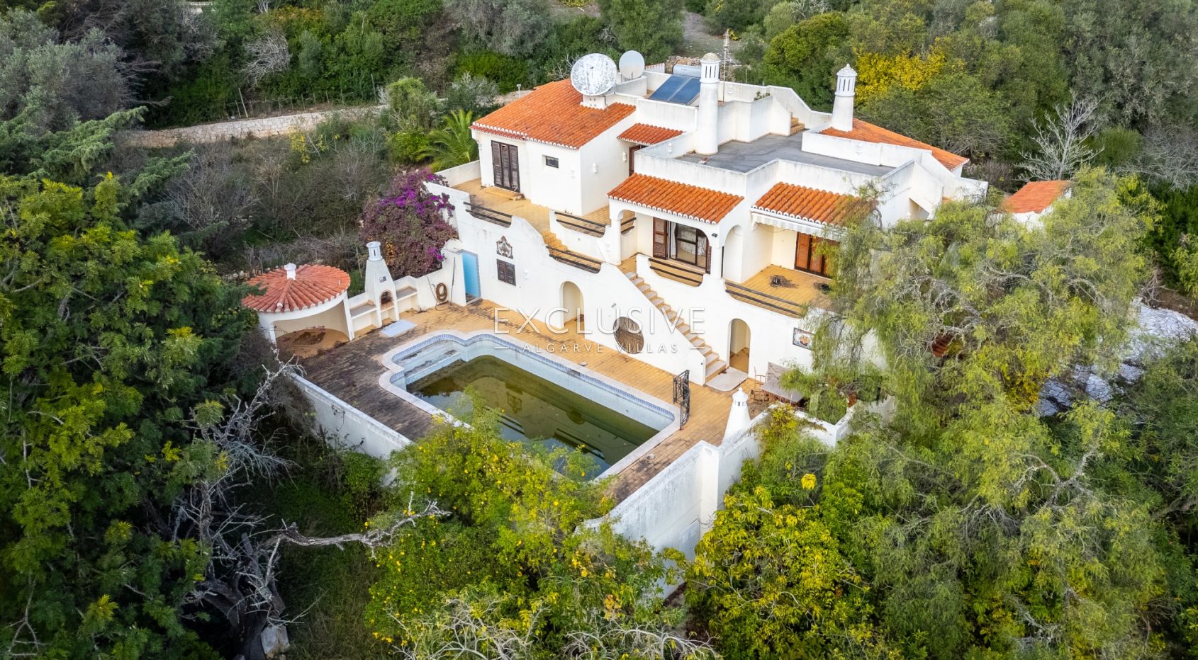 Villa Carvoeiro, renovation opportunity in a prime location, large plot, distant sea views