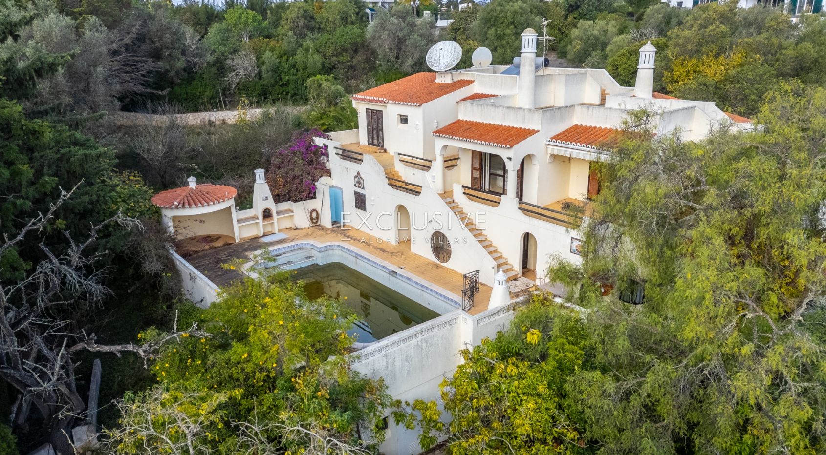 Villa Carvoeiro, renovation opportunity in a prime location, large plot, distant sea views