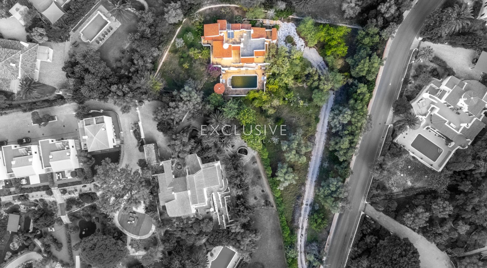 Villa Carvoeiro, renovation opportunity in a prime location, large plot, distant sea views